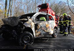 Hasiči ze dvou jednotek zasahovali u dopravní nehody s následným požárem v Praze 10