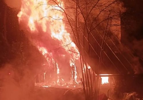 Požár chaty zahalil silnici hustým kouřem a vyžádal si rozsáhlý zásah