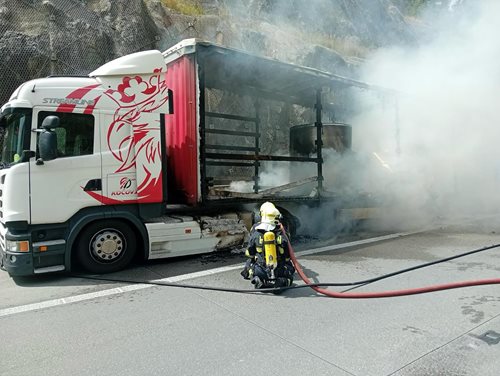 Požár kamionu na D1 zastavil dopravu: Hasiči bojovali s plameny