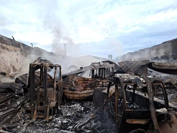 Plameny pohltily halu, zasáhla těžká technika i chemická jednotka