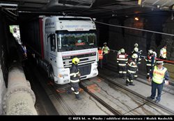 Kamion v Praze vjel pod viadukt, strhl tramvajové troleje a začal hořet