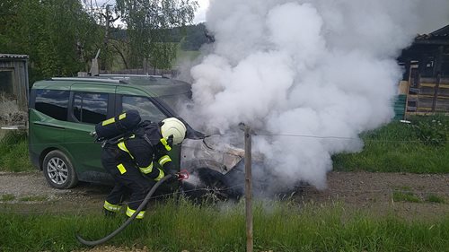 Plameny vyšlehly z motoru osobního auta. Hasiči bojovali s požárem