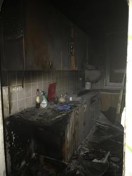 Požár od myčky nádobí poničil byt a způsobil zakouření panelového domu.