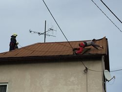 Poryvy větru vyvracely stromy, poškodily nadzemní vedení nízkého napětí a střechu rodinného domu ve Zlínském kraji