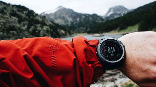 Nouzový signál z Garminu spustil noční záchrannou akci. Vyčerpanému turistovi pomohli lidé z horské chaty