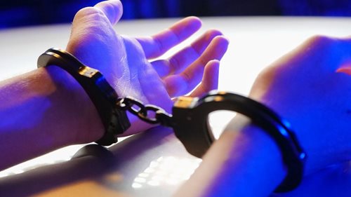 Neuposlechli výzvy a měli napadat policisty. Jeden se mu snažil strhnout přilbu