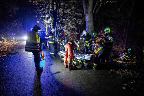  Cyklista spadl ze čtyř metrů na beton u řeky. Hasiči ho zachraňovali