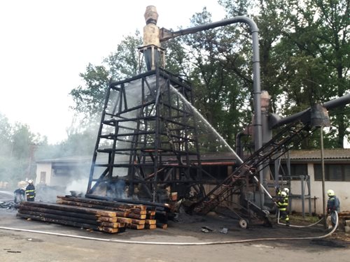Téměř miliónová škoda po požáru na pile
