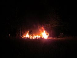 Původně nahlášený požár skládky odpadu  se ukázal jako požár karavanu.