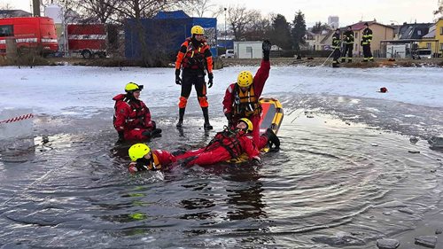 Hasiči varují před nebezpečným ledem a připomínají riziko ohrožení osob