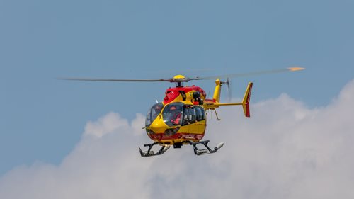 Při práci v lese zasáhl mladého muže uvolněný balvan. Těžce zraněného transportoval vrtulník