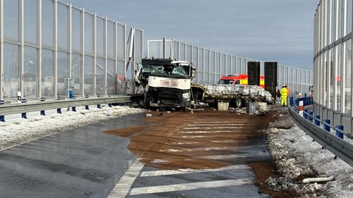 Dramatická akce IZS: Kamion prorazil svodidla i stěnu, zřícené panely poškodily auta na dálnici