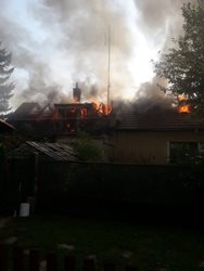 Pět jednotek likvidovalo požár staršího domu na Nymbursku