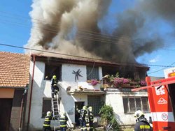 Při požáru domu na Břeclavsku se zranil jeho obyvatel a dobrovolný hasič
