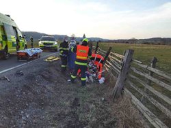 Střet osobního vozidla s cyklistou, na místo byl povolán vrtulník