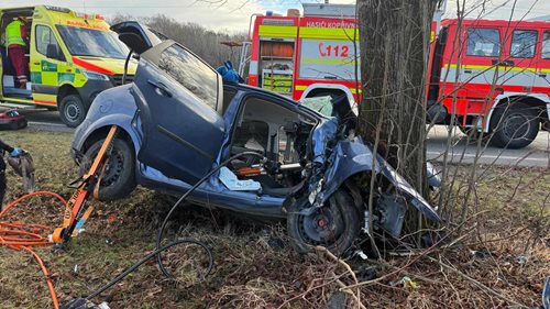 Náraz do stromu skončil vážným zraněním a rychlou záchranou spolujezdkyně