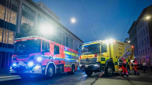 Z okna šlehaly plameny. Policisté vyrazili dveře a zachránili ženu z hořícího bytu