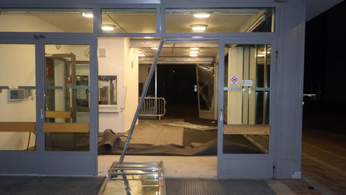 Opilý řidič projel autem vestibulem zimního stadionu. Nadýchal 2,72 promile