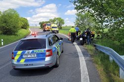 Při nehodě motocyklu u Bílova na Novojičínsku byli zraněni dva lidé, na místě přistál vrtulník