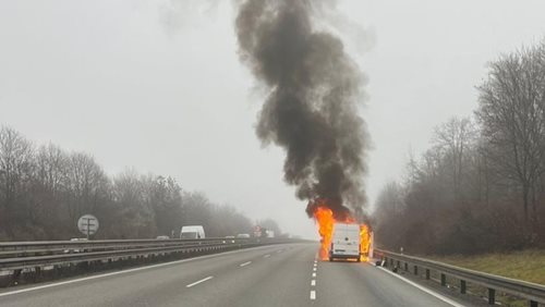 Požár dodávky si vyžádal rychlý zásah policisty i hasičů