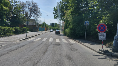 Sražená chodkyně skončila v péči lékařů, policie žádá o pomoc