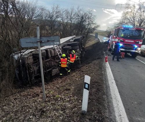 Kamion skončil mimo vozovku a vysypal uhlí, hasiči rychle zasáhli