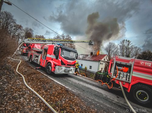 Likvidace požáru domu u Teplé trvala celý den