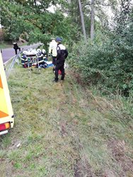U Velkého Pěčína skončil motorkář i se svoji motorkou v potoce