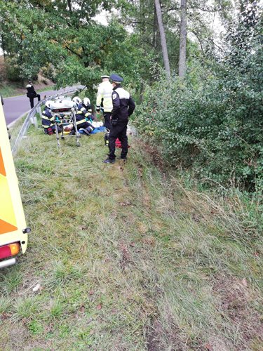 U Velkého Pěčína skončil motorkář i se svoji motorkou v potoce