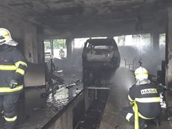 Požár autodílny v Dubí