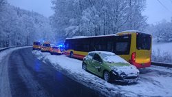 Při nehodě u Stráže v Karlovarském kraji se zranilo šest osob, z toho čtyři děti