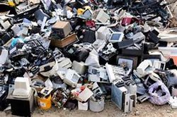 Půlnoční požár elektroodpadu na Vysočině za sebou zanechal škodu dva miliony korun