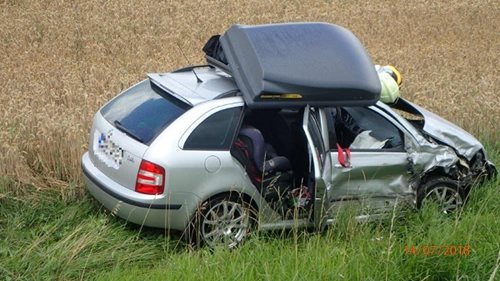 Dopravní nehoda dvou osobních automobilů, které po vzájemném střetu skončily mimo komunikaci.