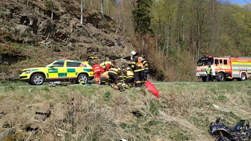 Hasiči vyprošťovali zraněného motorkáře z potoka u Vítkova