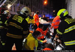 Při požáru v pražském hotelu zemřeli čtyři lidé, hasiči zachránili 34 osob a dva hasiči se zranili