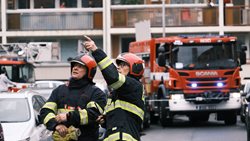 Při požáru bytu v Praze 11 hasiči evakuovali 30 osob, vyhlášen byl druhý stupeň poplachu