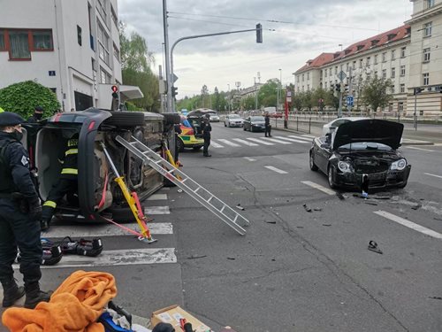 Po nehodě dvou vozidel v Praze 6 hasiči museli vyprostit zraněného muže