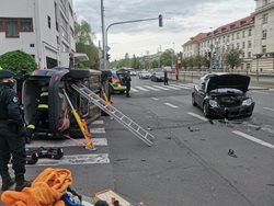 Po nehodě dvou vozidel v Praze 6 hasiči museli vyprostit zraněného muže