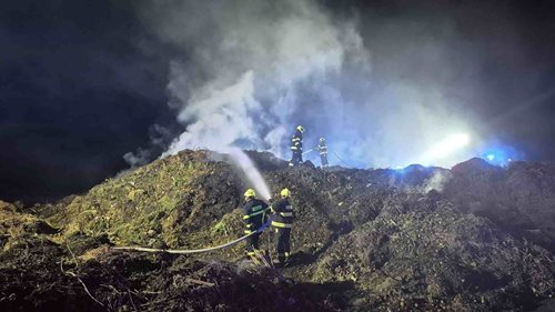 Rozsáhlý požár skládky zaměstnal šest jednotek. Skrytá ohniska hledali i pomocí dronu