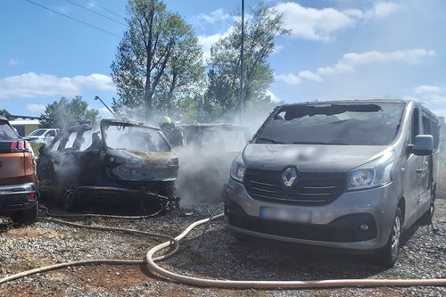 Čtyři auta v plamenech: požár na parkovišti v Brně způsobil milionové škody