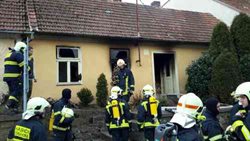 Dva lidé se zranili při požáru rodinného domu