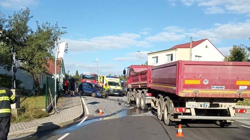 Po střetu osobního a nákladního auta skončili dva senioři v nemocnici