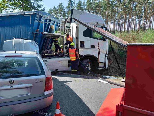 Tragédie na silnici: Motorkář zemřel, půdu zasáhla nafta
