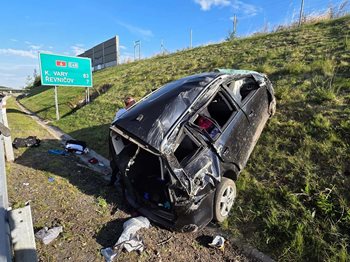Série nehod ochromila Středočeský kraj: Hasiči vyprošťovali, zranění i na dálnici