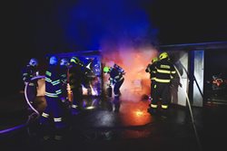 VIDEO - Požár garáže s přívěsem a lodí