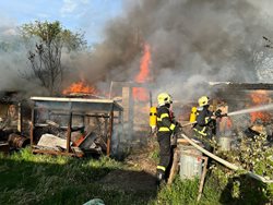 Při požáru v Ohrobci byl vyhlášen druhý stupeň poplachu