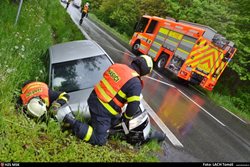 Vyprošťování Audi z příkopu v Ostravě-Hrabové