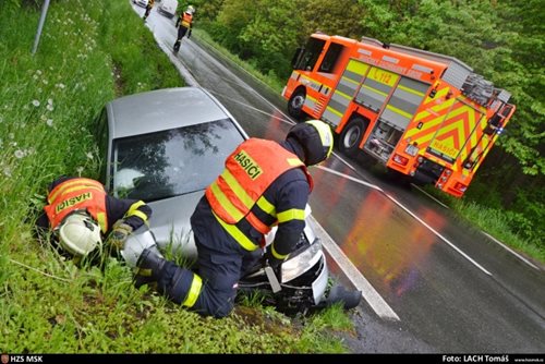 Vyprošťování Audi z příkopu v Ostravě-Hrabové