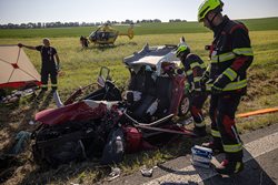 Po nehodě osobního vozidla s linkovým autobusem hasiči vyprošťovali