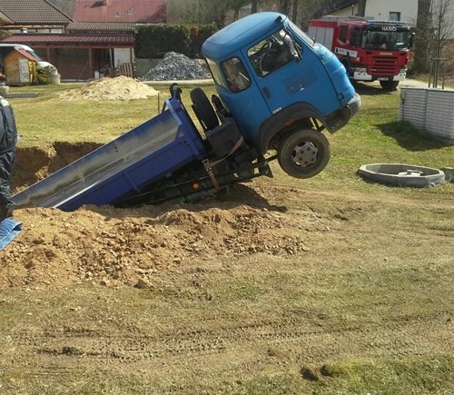 Hasiči vyprošťovali zapadlou Avii z výkopu